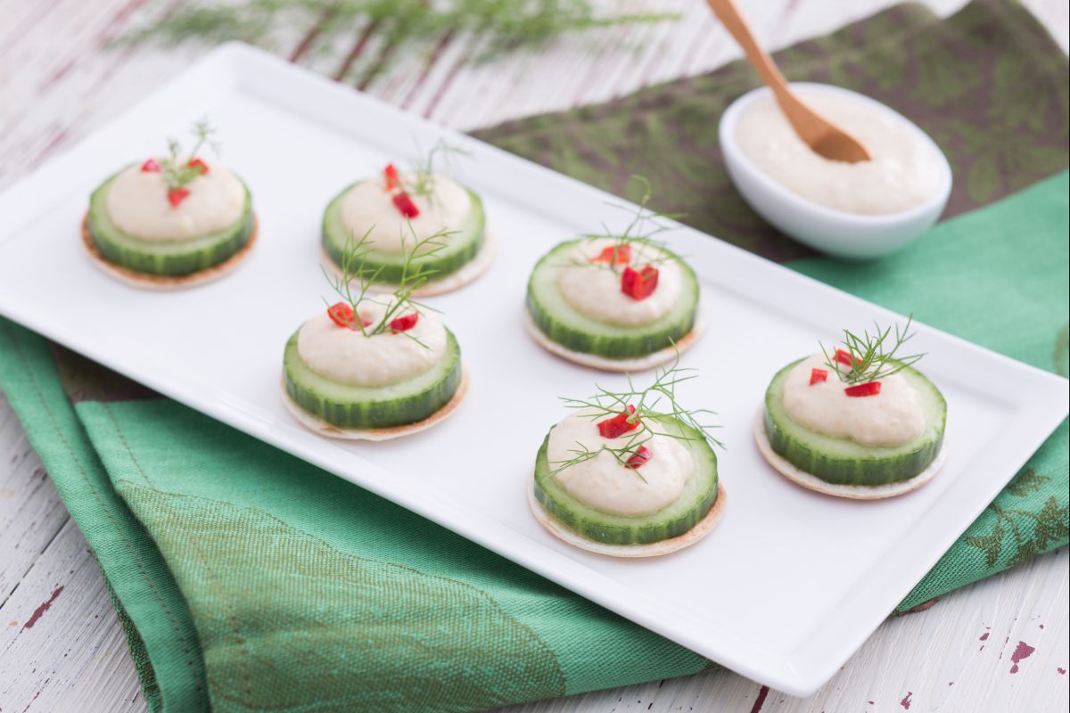 Komkommerhapjes met hummus
