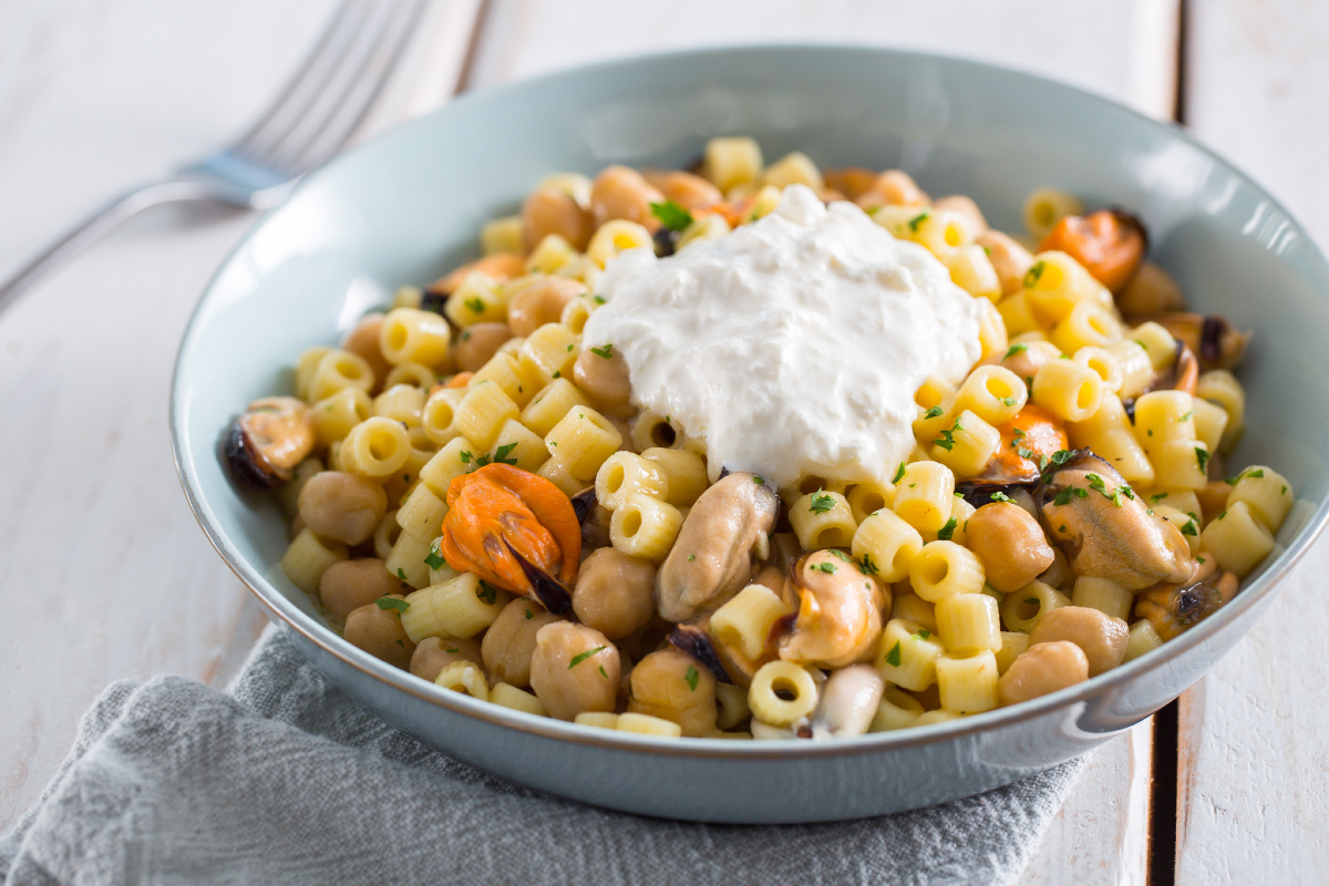 Pasta met kikkererwten, mosselen en burrata