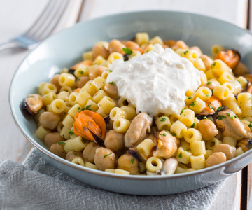 Pasta met kikkererwten, mosselen en burrata
