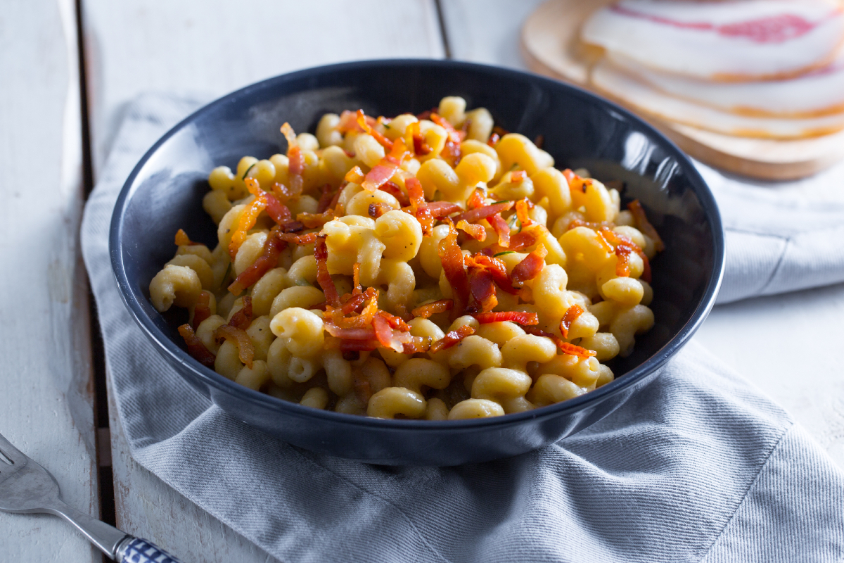 Pasta met kikkererwtencrème en guanciale