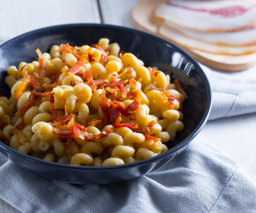 Pasta met kikkererwtencrème en guanciale