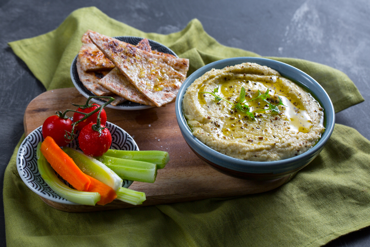 Hummus met artisjokstelen