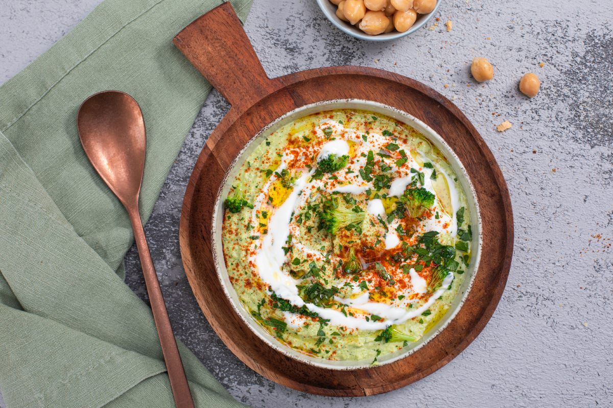 Gekruide broccolihummus met yoghurt
