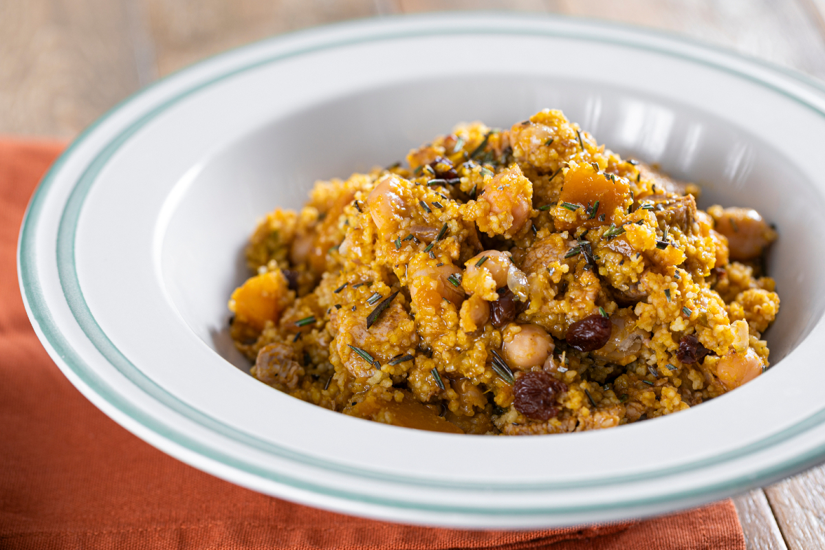 Couscous met kikkererwten, kip en pompoen