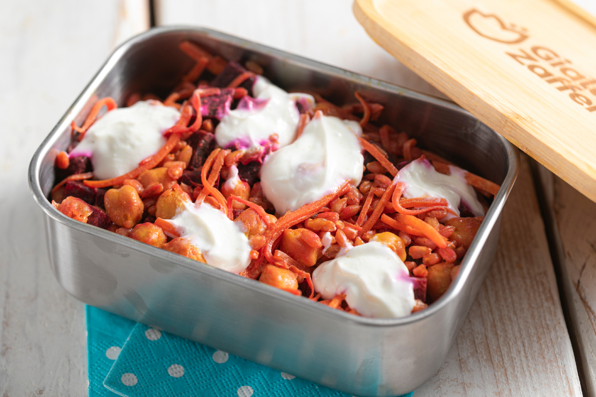 Farrobowl met gekruide kikkererwten, groenten en yoghurtsaus