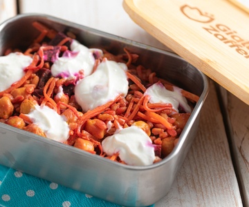 Farrobowl met gekruide kikkererwten, groenten en yoghurtsaus