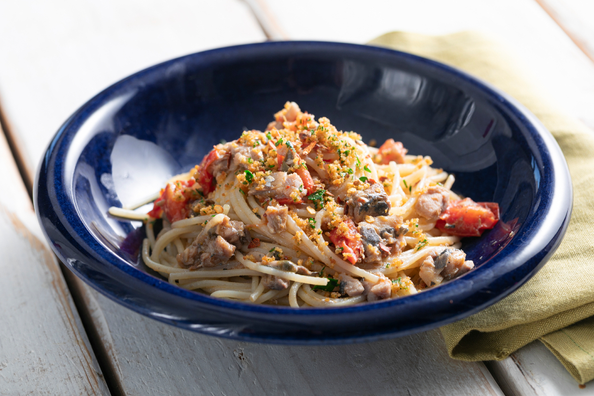 Pasta met sardines, cherrytomaatjes en paneermeel