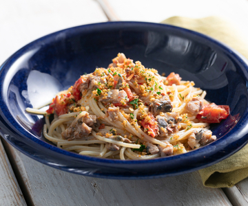 Pasta met sardines, cherrytomaatjes en paneermeel