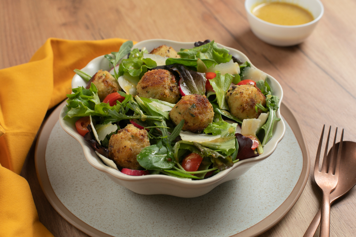 Aardappel- en kikkererwtballetjes in een salade