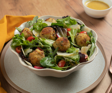 Aardappel- en kikkererwtballetjes in een salade
