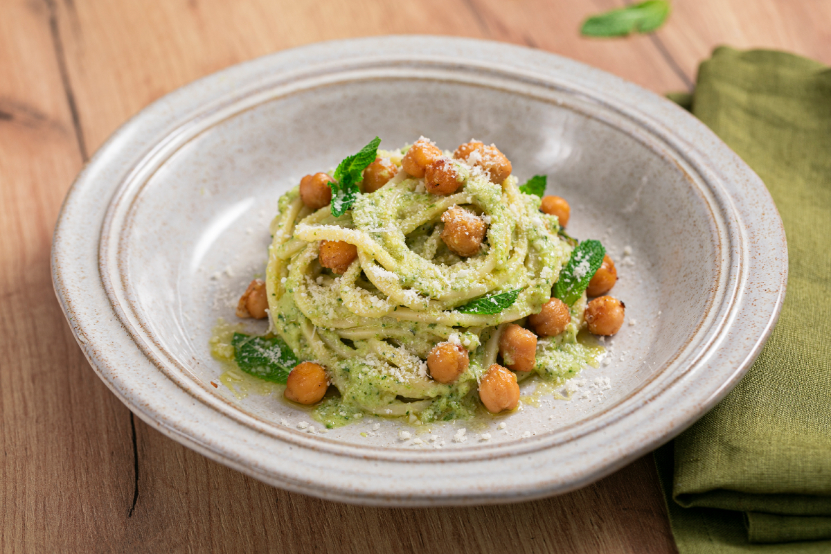 Spaghetti met courgette, kikkererwten en munt