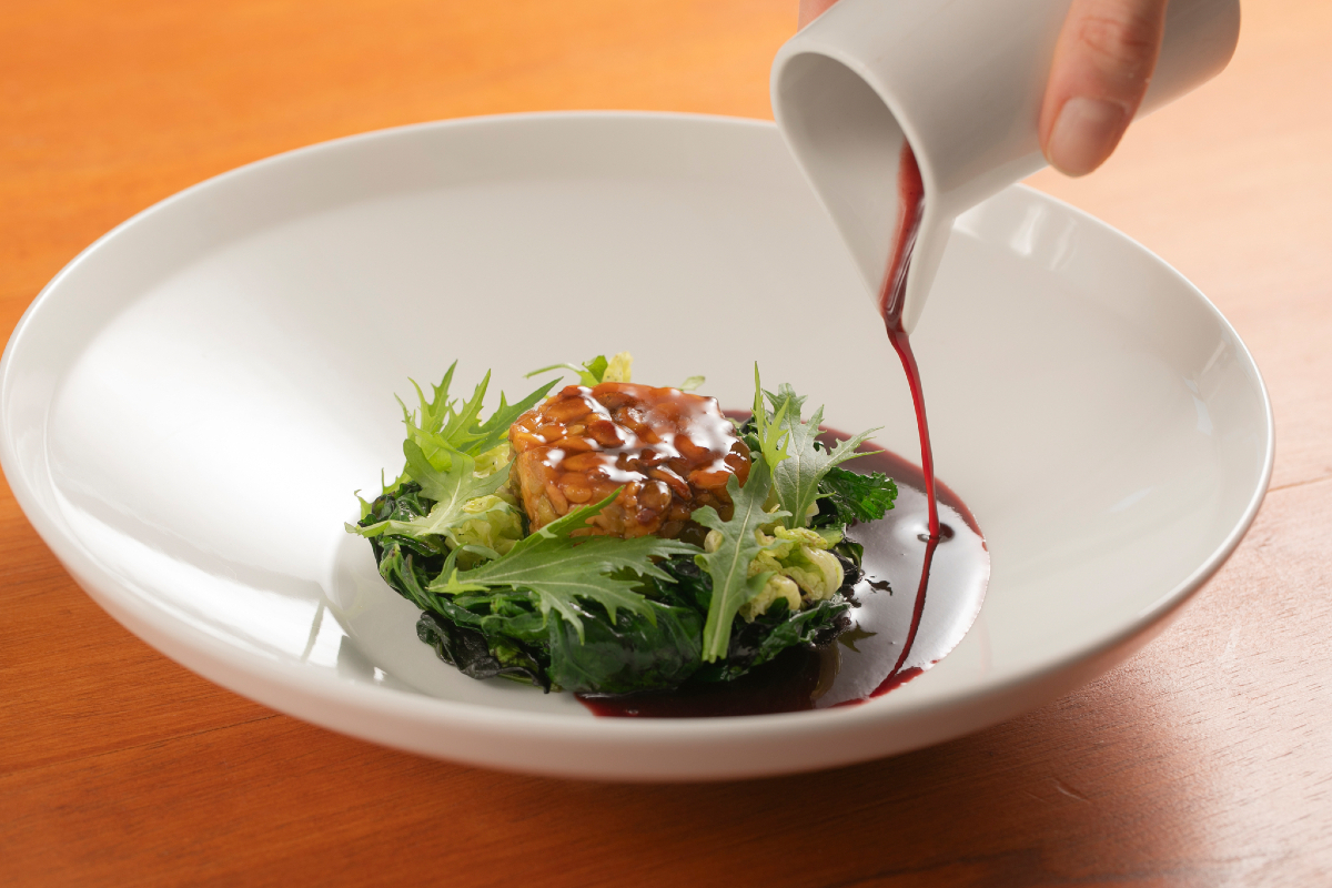 Geglazuurde tempeh met groenten en bordelaise-saus