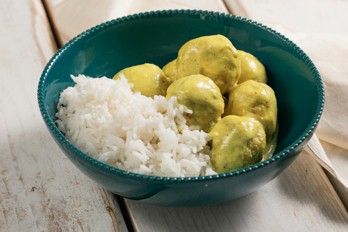 Kalkoenballetjes in kokosmelk en curry