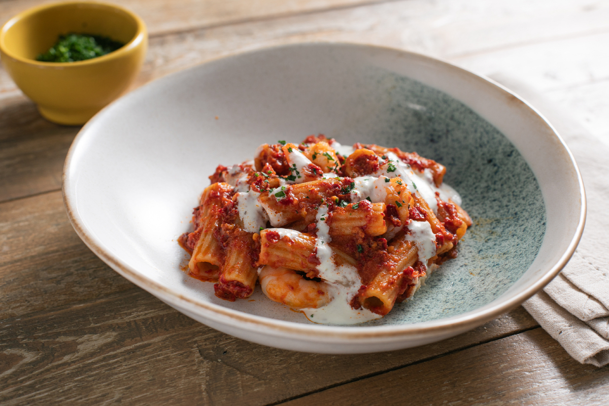 Pasta met nduja, garnalen en stracciatella