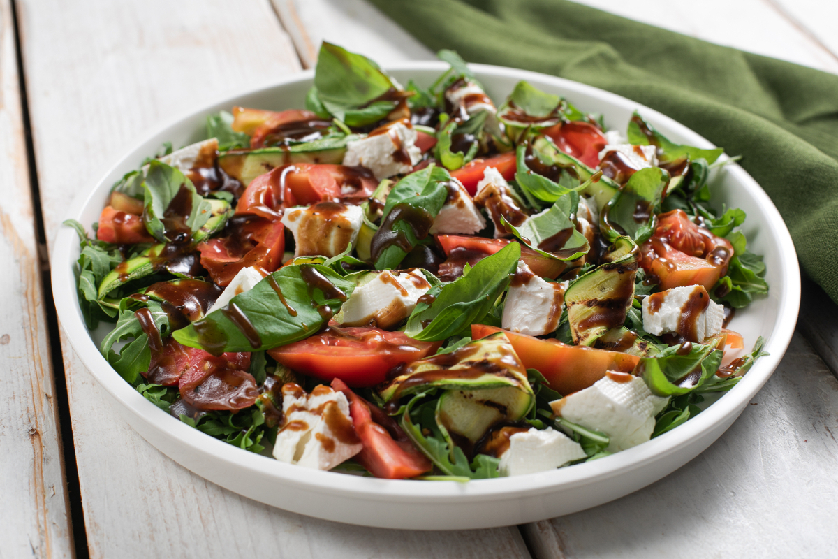 Salade van gegrilde courgette met tomaten, rucola en primosale