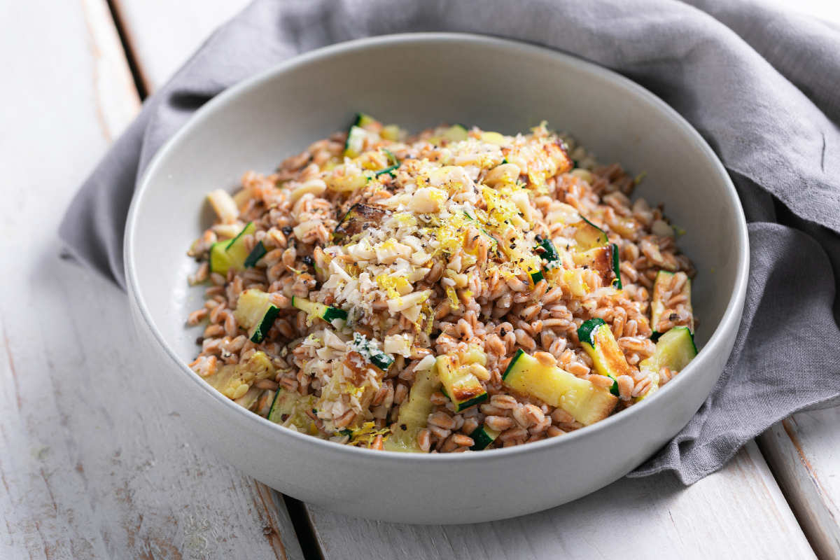 Farro-salade met gegrilde courgette en amandelen