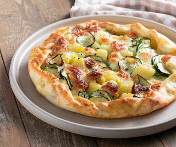 Hartige taart met aardappel, courgette en mozzarella