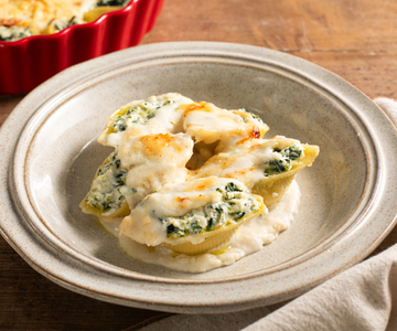 Gevulde conchiglioni uit de oven met ricotta, snijbiet en bechamelsaus