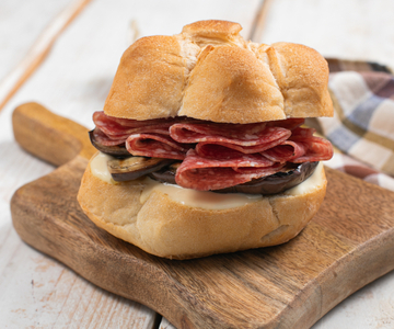 Broodje salami met provolonecrème en gegrilde aubergine