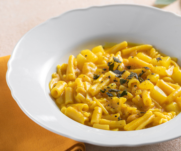 Pasta met romige aardappelsaus, bonen en saffraan